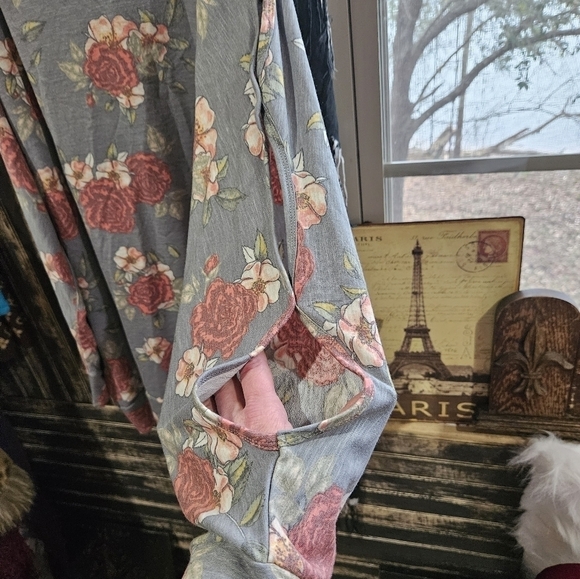 Plus size 2x cold shoulder open slongsleeved shirt - Picture 4 of 5